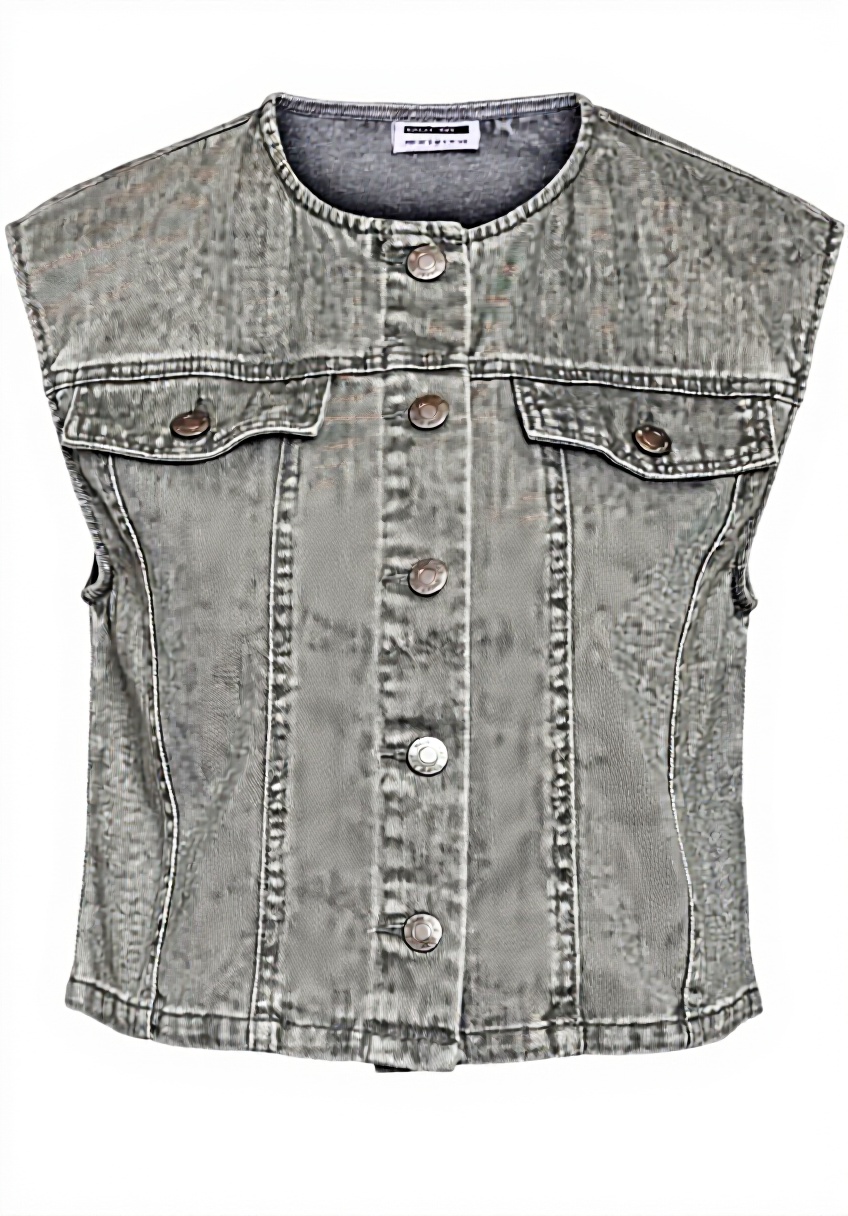 Noisy may Damen Jeansweste ärmellos in Grau, liegend auf einer Holzkommode mit anderen Kleidungsstücken